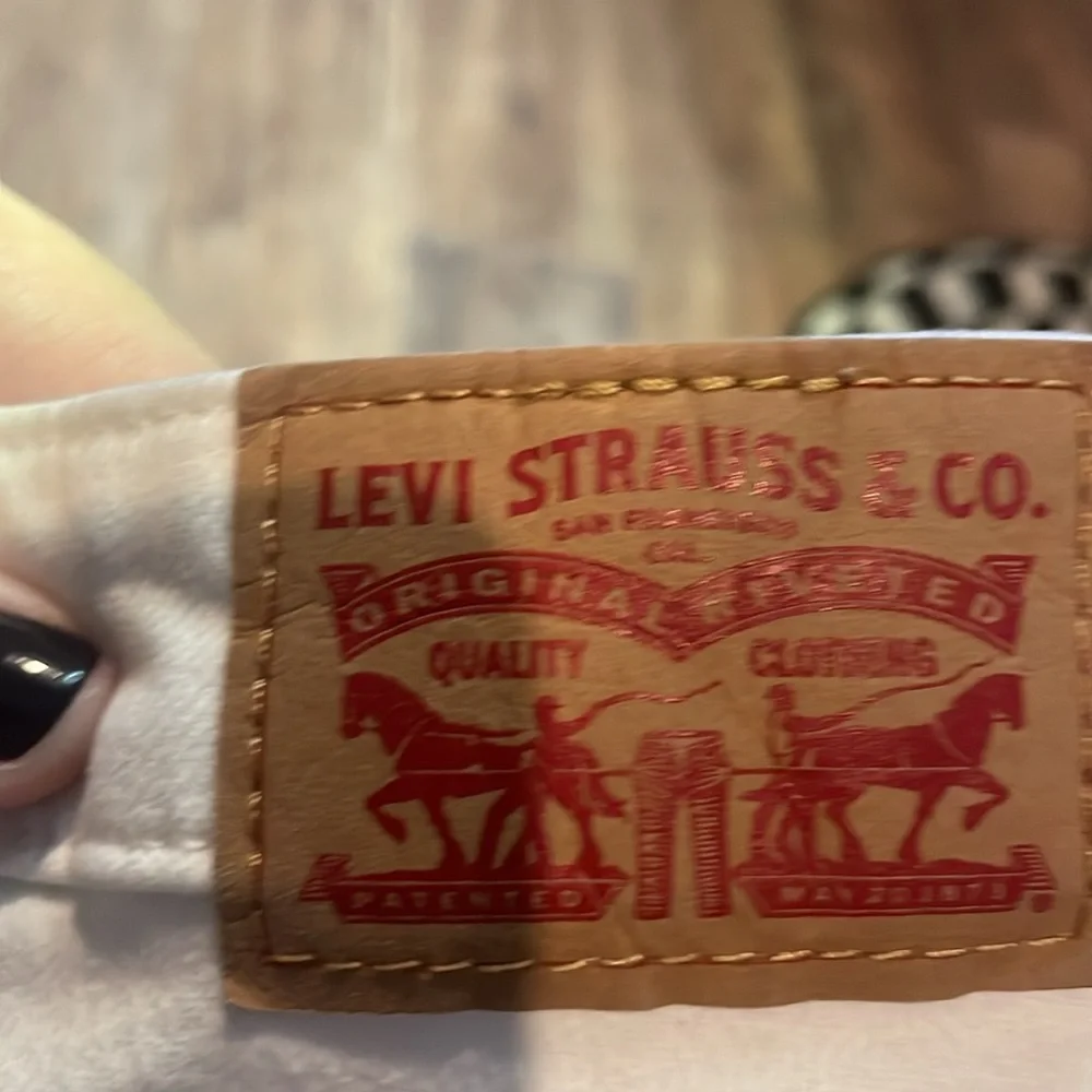 ☁️White skinny Levi’s size 30 distressed waist 15 inseam 26 - Picture 6 of 7